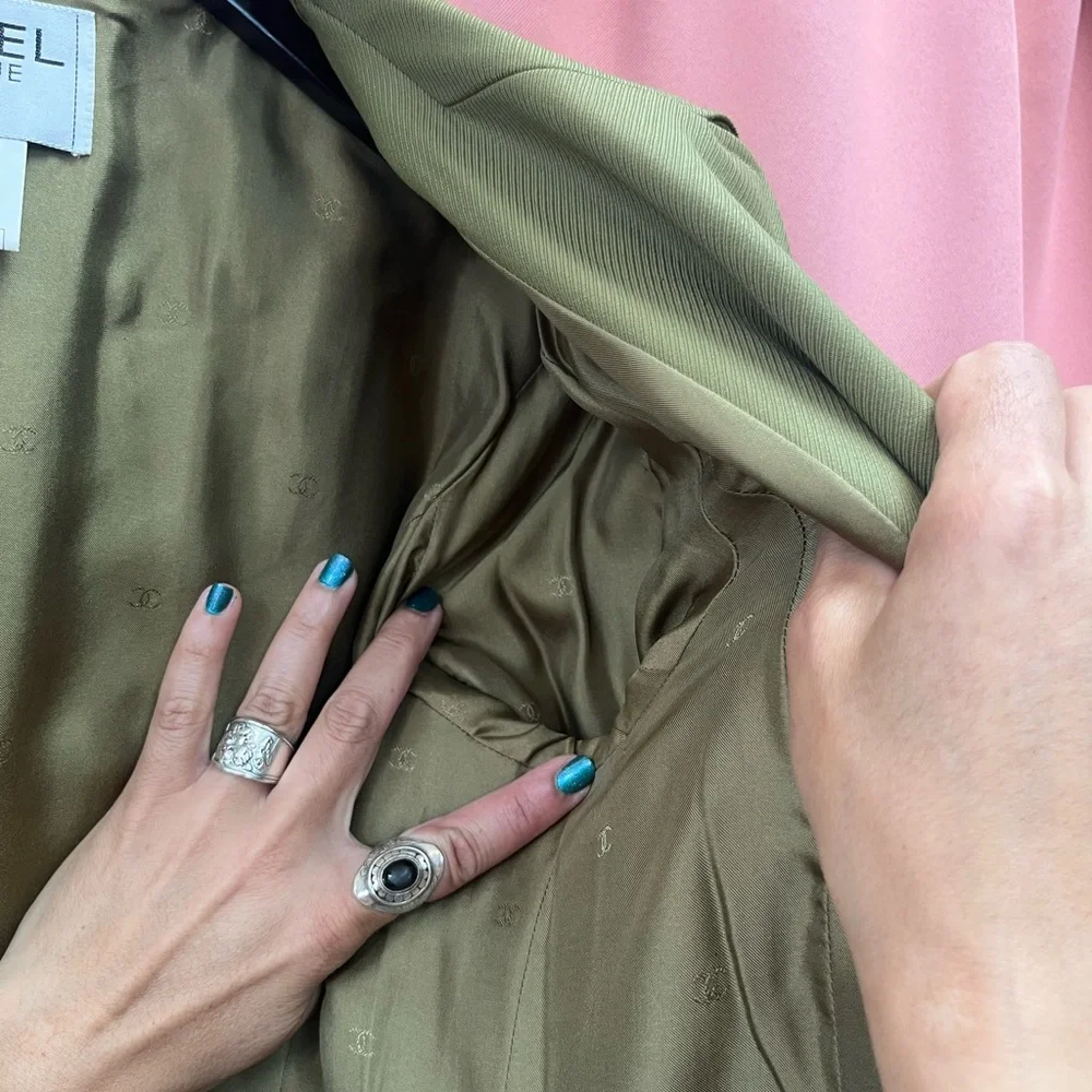 1996 CHANEL Boutique Olive Green Wool Jacket with Gold Chain Hem – Women's FR 44